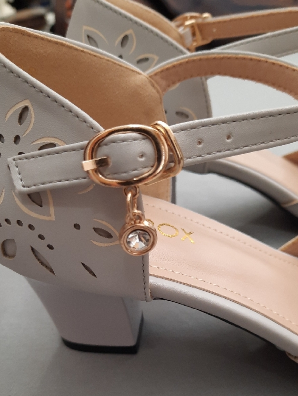 Women's White Cutout Ankle-Strap Mid Heel Shoes - Size 38 - New Without Tags - Picture 5 of 14